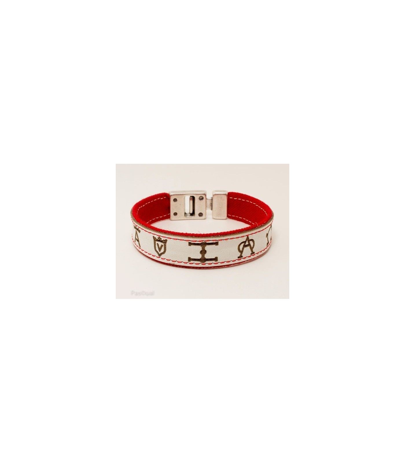 Pulsera de piel blanca con hierros