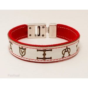 Pulsera de piel blanca con hierros
