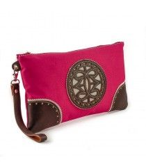 Bolso de mano de tela con adornos en piel.
