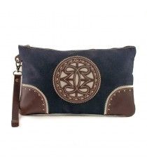 Bolso de mano de tela con adornos en piel.