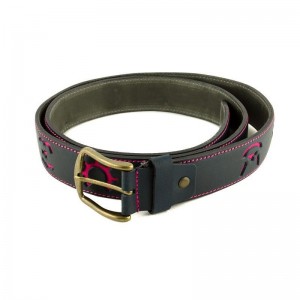 Cinturón taurino de piel y hierros de ganadería en fucsia.