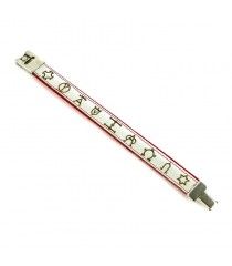 Pulsera de piel blanca con hierros