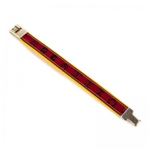 Pulsera de piel roja con hierros