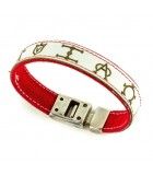 Pulsera de piel blanca con hierros