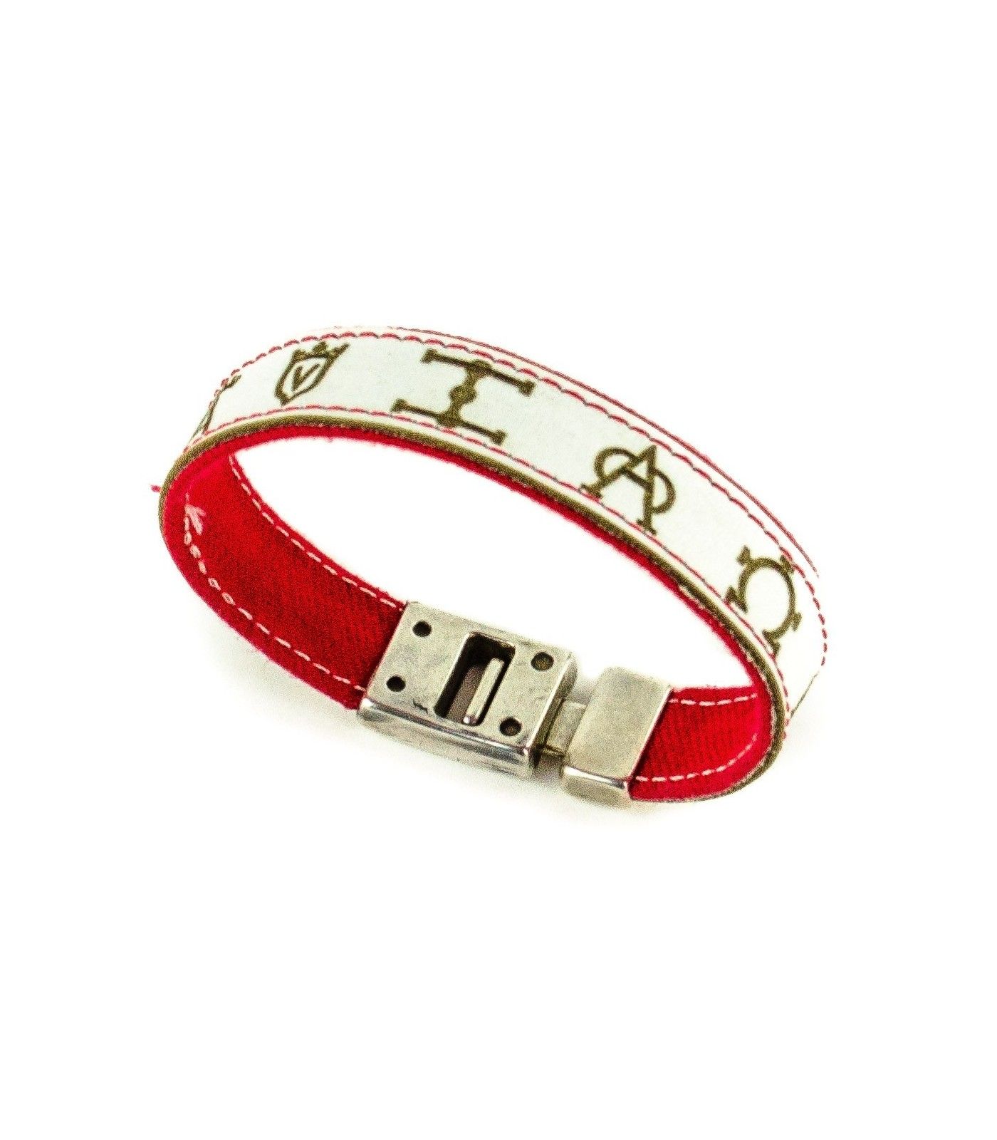 Pulsera de piel blanca con hierros