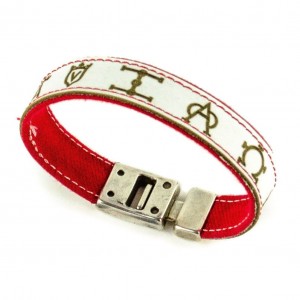 Pulsera de piel blanca con hierros