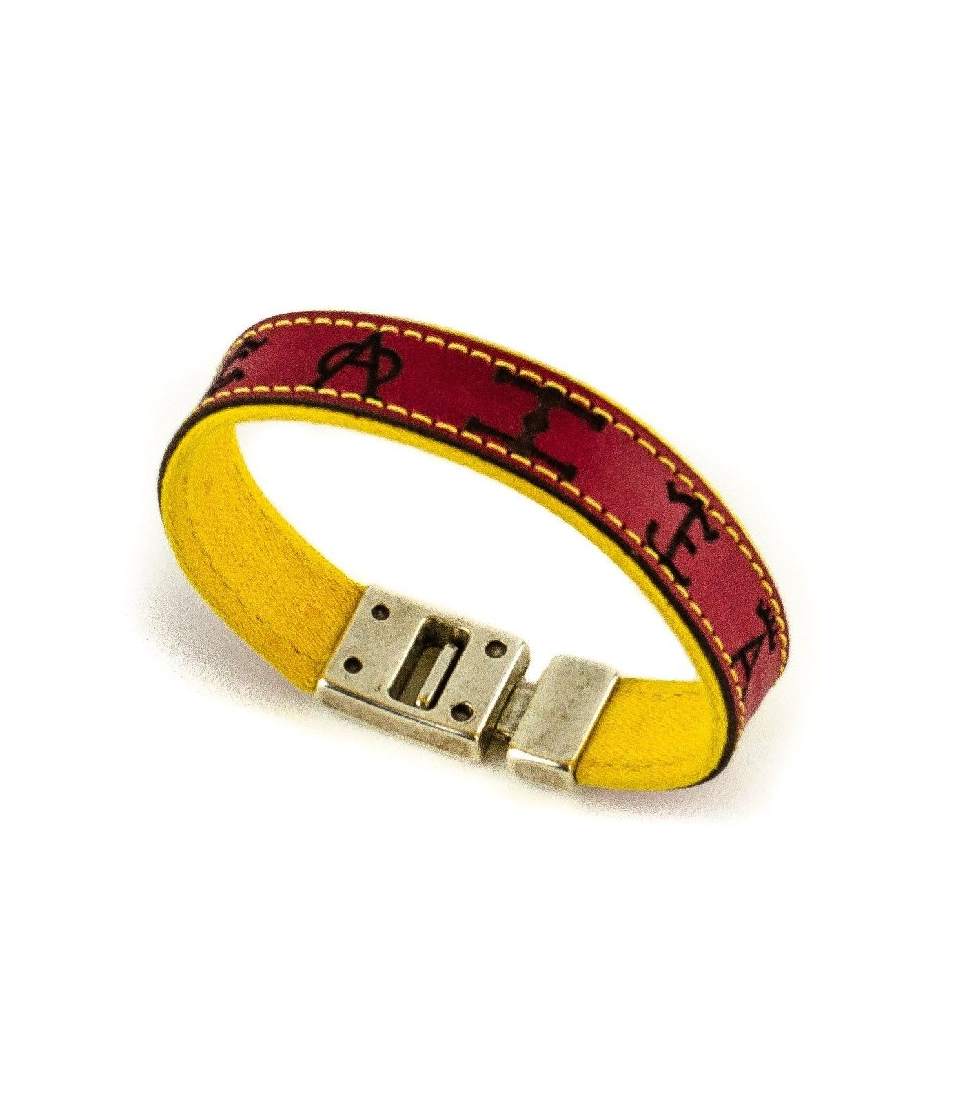 Pulsera de piel roja con hierros
