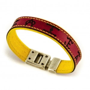 Pulsera de piel roja con hierros