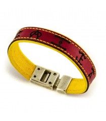 Bracelet en cuir rouge orné de symboles de tauromachie