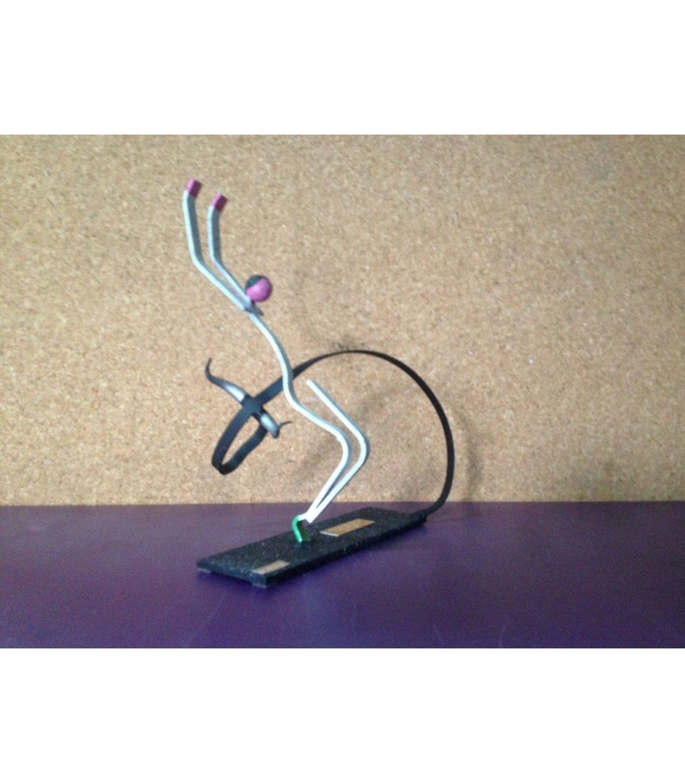Figura taurina metálica con diseño de recortador.