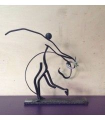 Sculpture représentant un « recortador » et un taureau avec des anneaux