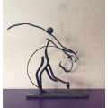 Figura taurina metálica con diseño toro.