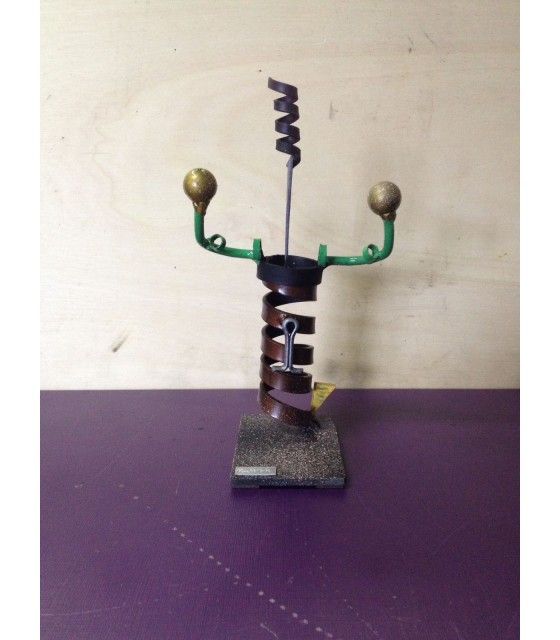 Figura taurina metálica con diseño anillas