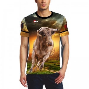 Chemise taurine avec taureau cardeno dans le champ  - 1