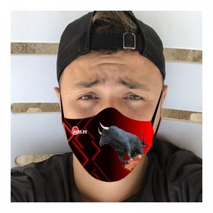 Mascarilla con toro negro embistiendo