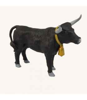 Génisse avec cloche à vache noire