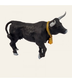 Génisse noire au trot avec cloche à vache