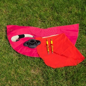 Conjunto de muleta y capote de niño, banderillas, cuernos y montera