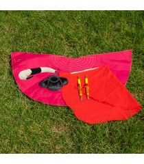 Ensemble composé d'une muleta et d'un capote pour enfant, de banderilles, de cornes et d'une montera de torero