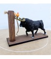 Taureau avec des fers pour mettre le feu aux cornes