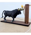 Taureau avec des fers pour mettre le feu aux cornes