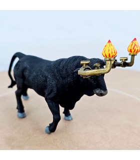 Taureau avec des fers pour mettre le feu aux cornes