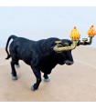 Taureau avec des fers pour mettre le feu aux cornes