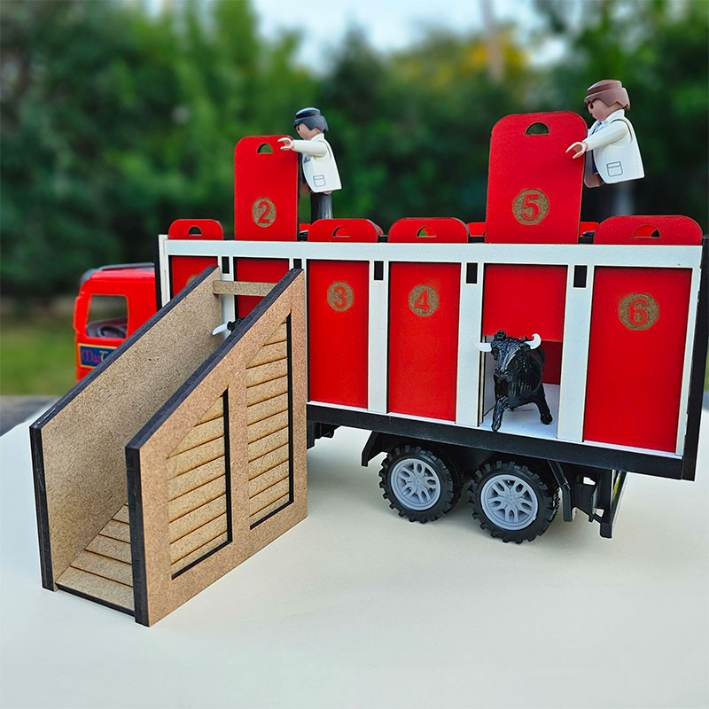 Camión De Toros De Madera Pintado A Mano | Juguete Tradicional Con 6 Toritos | Medidas 30x13x19 Cm | Personalizable Con El Nombre Del Niño | Regalo Artesanal Y Original