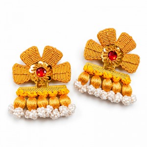 Alamar de torero dorado con piedras rojas