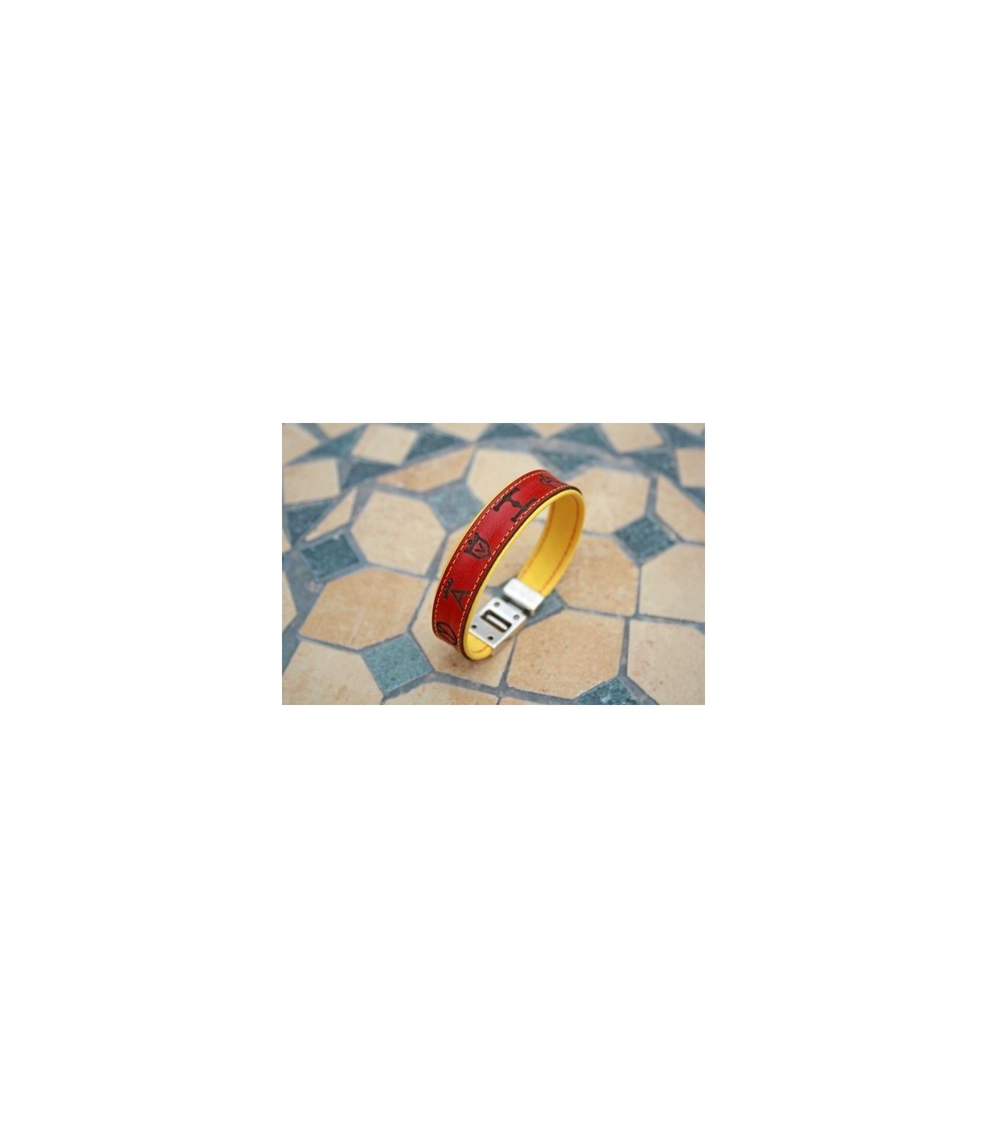 Pulsera de piel roja con hierros