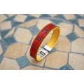 Pulsera de piel roja con hierros